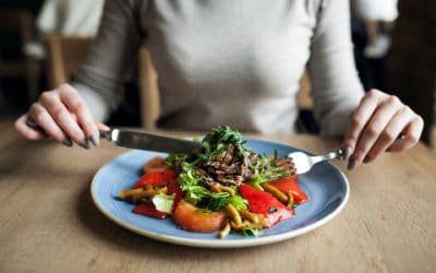 Mangiare lentamente: i trucchi per rilassarsi a tavola