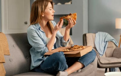 Automatismi che spingono a mangiare troppo: come superarli